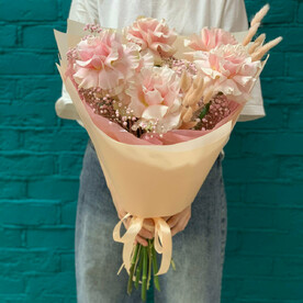 Букет из розовой французской розы и гипсофилы