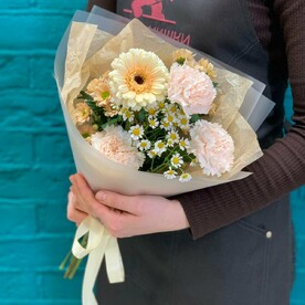 Букет из кремовой герберы и гвоздики