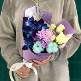 Букет из хризантемы и дендробиума