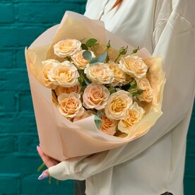 Букет из кремовой кустовой розы и эвкалипта