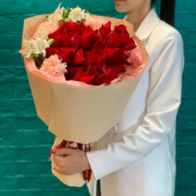 Французская роза и гвоздика "Алое яблоко"