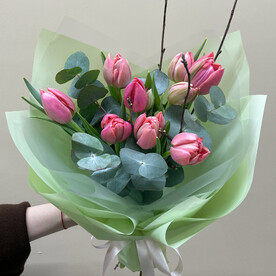 Ажурный букет из тюльпанов с эвкалиптом
