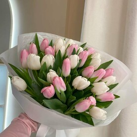 Букет из белых и розовых Тюльпанов