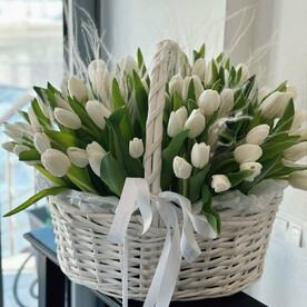 Корзина из 101 белого тюльпана