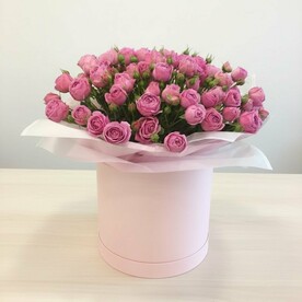 Композиция в коробке из кустовых роз