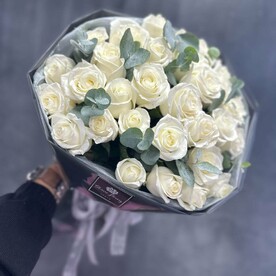 31 роза в стильном исполнение