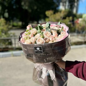 Стильный из кустовых пионовидных роз