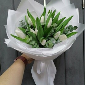 Тюльпаны 11шт с эвкалиптом