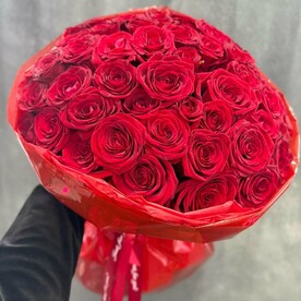 51 красная роза в стильном оформлении