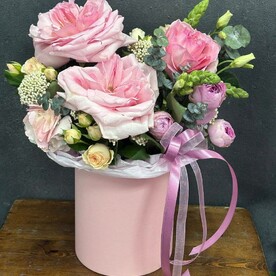 Коробка с нежными розами и эвкалиптом