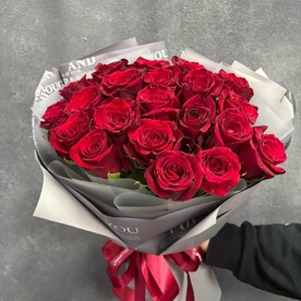 21 роза в стильном