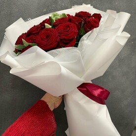 15 роз с эвкалиптом