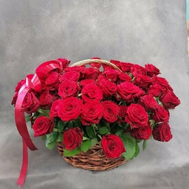Изящная корзина из 51 розы