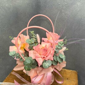 Композиция с розами и эвкалиптам