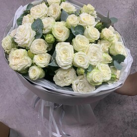 Нежный букет кустовых роз