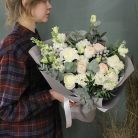 Букет с ранункулюсами и маттиолой - Доставка цветов