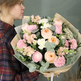 Букет с пионовидными розами и маттиолой - Доставка цветов