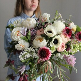 Живопись - Букет с пионами, сиренью, анемонами и ранункулюсами