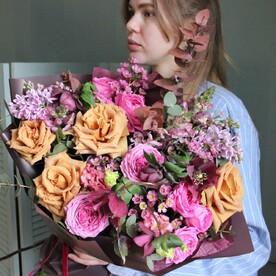 Слива и карамель - Букет с сиренью и пионовидными розами