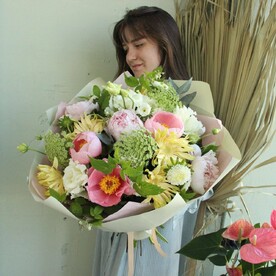 Букет с пионами, кудрявыми герберами и зонтиками