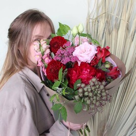 Летний букет с пионом и маттиолой