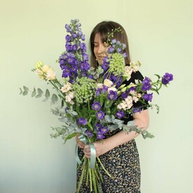 Фиолетовый дельфиниум, колокольчики, маттиола и зонтики