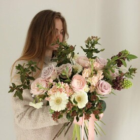 Букет с маттиолой, ранункулюсами и розами