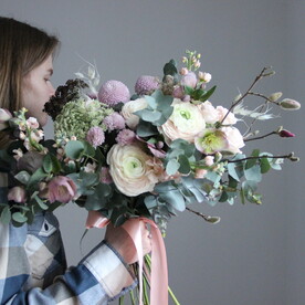 Ранункулюсы, маттиола и ветви - Букет с доставкой