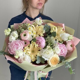 Пионы и кудрявые герберы - Заказать большой букет с пионами