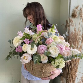 Корзина с пионами, колокольчиками и лютиками - Заказать корзину цветов