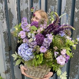 Корзина с гортензиями,  дельфиниумом,  колокольчиками и лучком - Большая корзина цветов