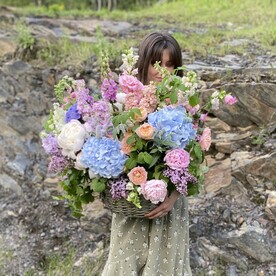 Акварель - Корзина с пионами, пионовидными розами и гортензиями - Заказать большую корзину цветов
