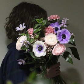 Аметист - Букет с анемонами и ранункулюсами