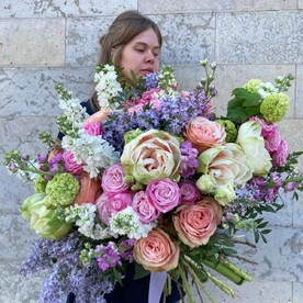 Букет с амариллисами, маттиолой, сиренью и пионовидными розами