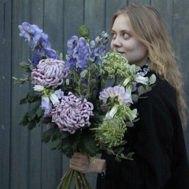 Колокольчики, хризантемы и прострел трава