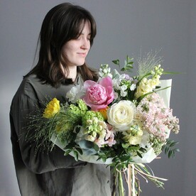 Садовый букет с сиренью и пионами