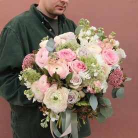 Садовый букет с ранункулюсами и пионовидными розами