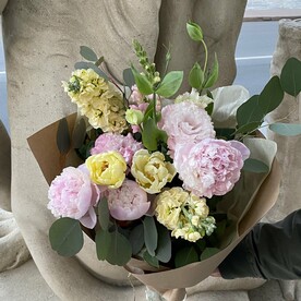 Букет с пионами и маттиолой