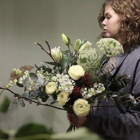 Букет с сиренью, ранункулюсами и лилией