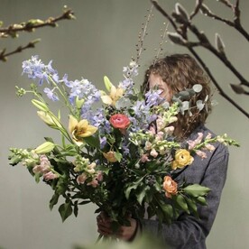 Лилии, дельфиниум и лютики