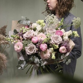 Букет с пионами, сиренью и лютиками