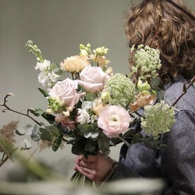 Букет с нарциссами, лютиками и ветвями