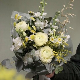 Мимоза, ромашки, нарциссы и лютики