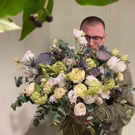 Букет с ранункулюсами, колючками и лотосами