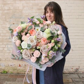 Садовый букет с пионовидными розами, клематисом и эустомой