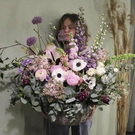 Большая корзина с пионами, сиренью и ранункулюсами