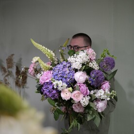 Букет с гортензиями,  пионами,  маттиолой и эустомой