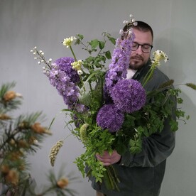 Дельфиниум, лучок и птицемлечник - Большой фиолетовый букет