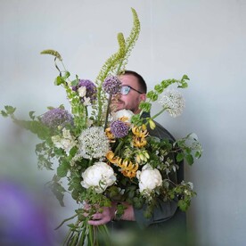 Пионы,  лилии,  лучок и травы - Садовый букет с пионами