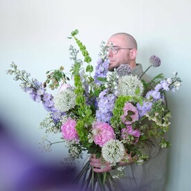 Пионы,  дельфиниум,  лук и травы - Большой букет с пионами